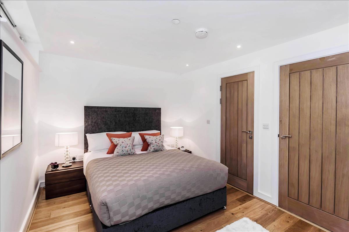 deluxe four bed gated mews house for rent in the heart of de beauvoir