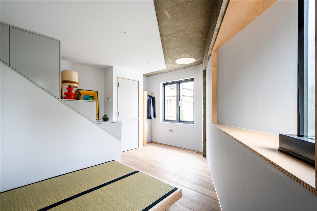 Three bedroom architecturally finished triplex in London Fields for sale e8