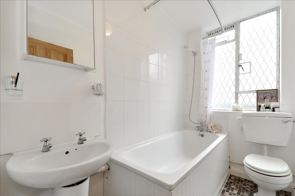 Large one double bedroom apartment for rent minutes from Upper Street Islington N1