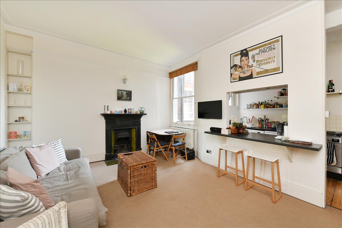 Two bedroom period apartment for rent in this beautiful victorian mansion block N1