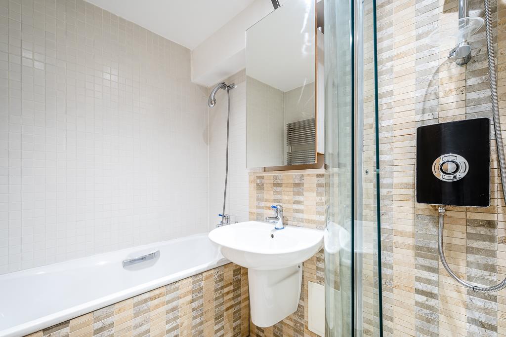 Three bedroom two bathroom split level apartment for rent in the heart of Hatton Garden EC1