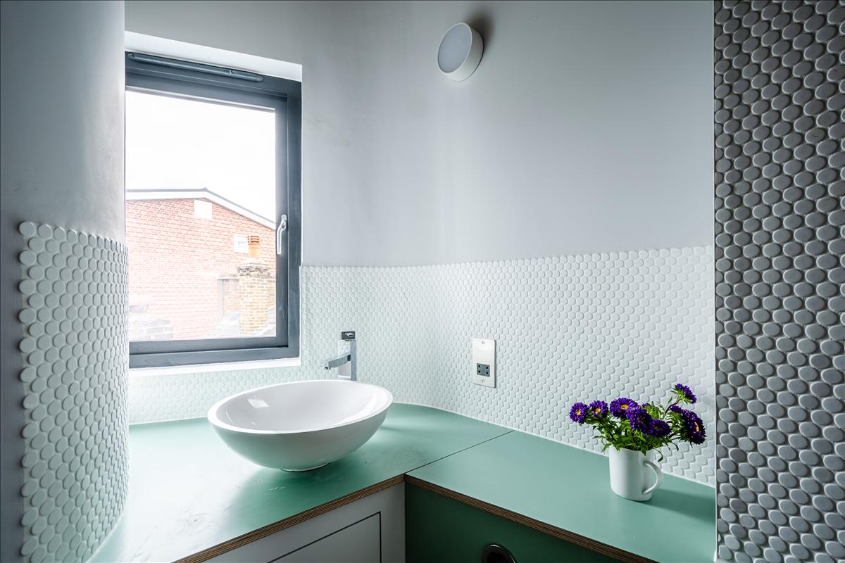 Three bedroom architecturally finished triplex in London Fields for let e8