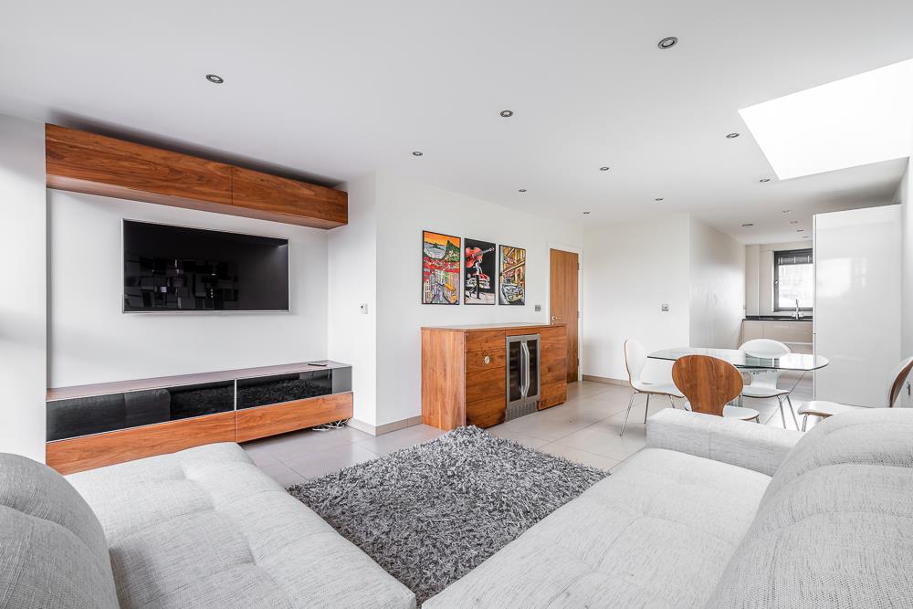 two bedroom two bathroom penthouse for let on hoxton square n1