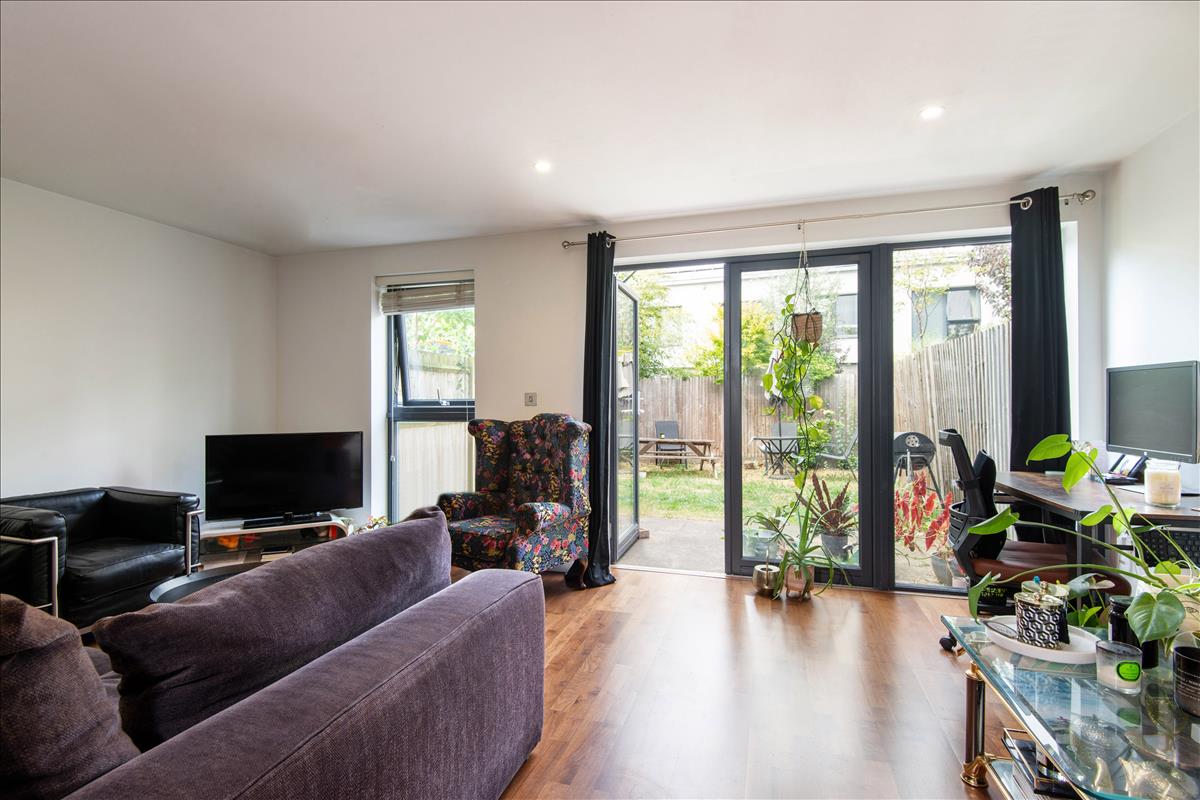 Four bedroom two bathroom house with garden for rent in Richmond Road  London Fields