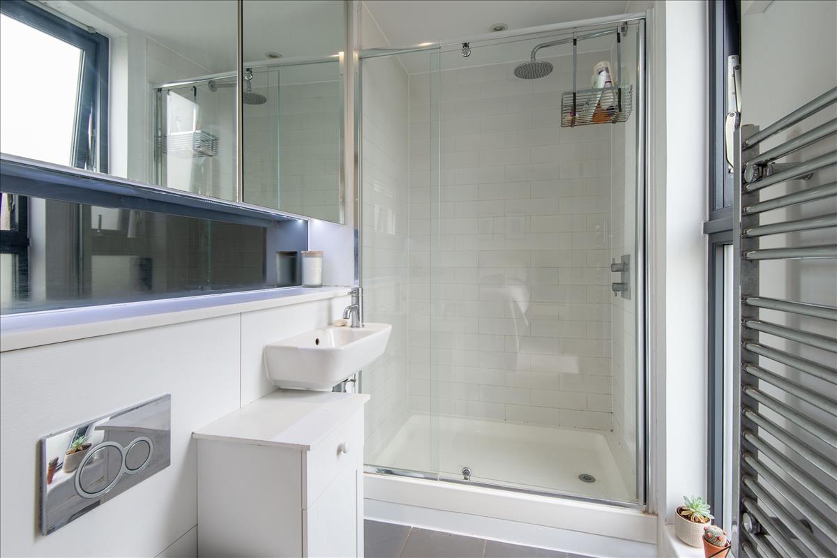 Four bedroom two bathroom house with garden for rent in Richmond Road  London Fields