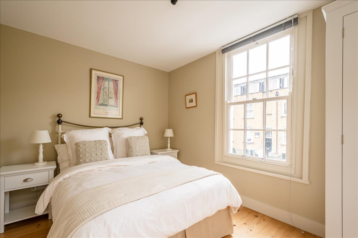 Stunning two bed georgian townhouse for rent in Barnsbury N1