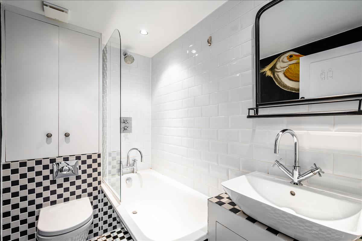 Top floor period apartment for sale in WC1
