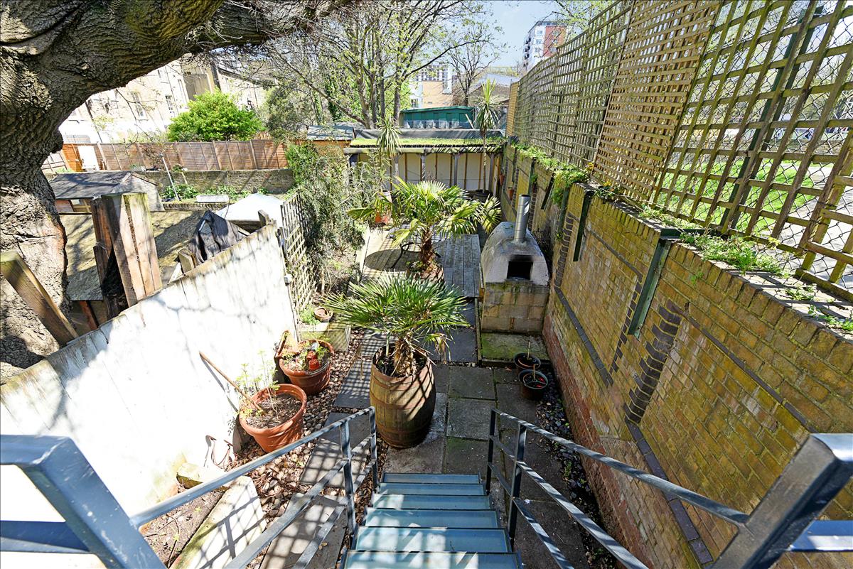 Architecturally designed 4 bedroom house for let in De Beauvoir