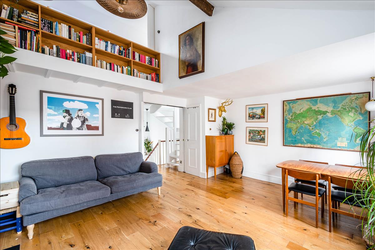 Top floor period apartment for sale in WC1