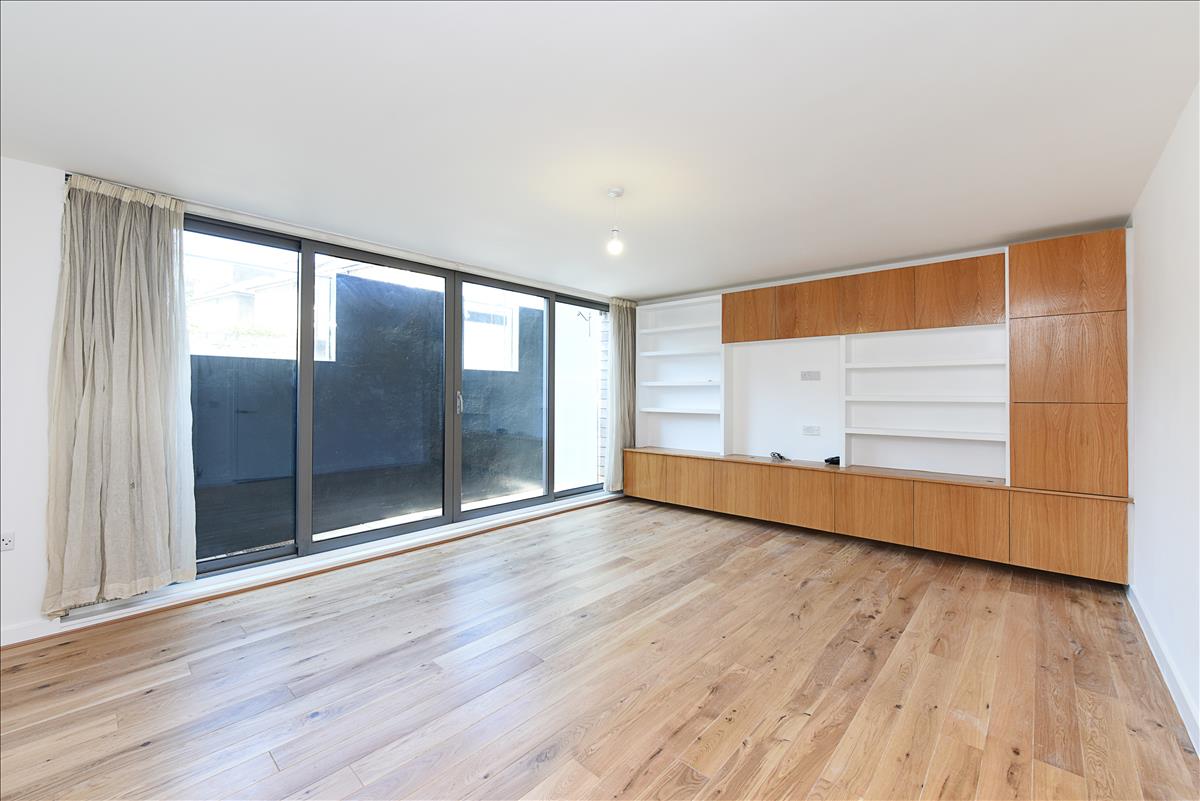 Architecturally designed 4 bedroom house for let in De Beauvoir
