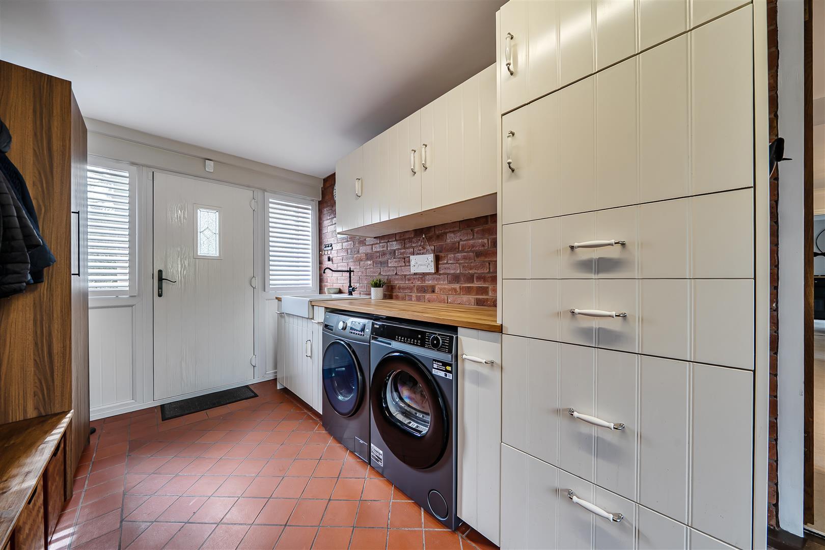 Property Image 41d674f0-77b8-4f42-87dd-136cd21cd4c2