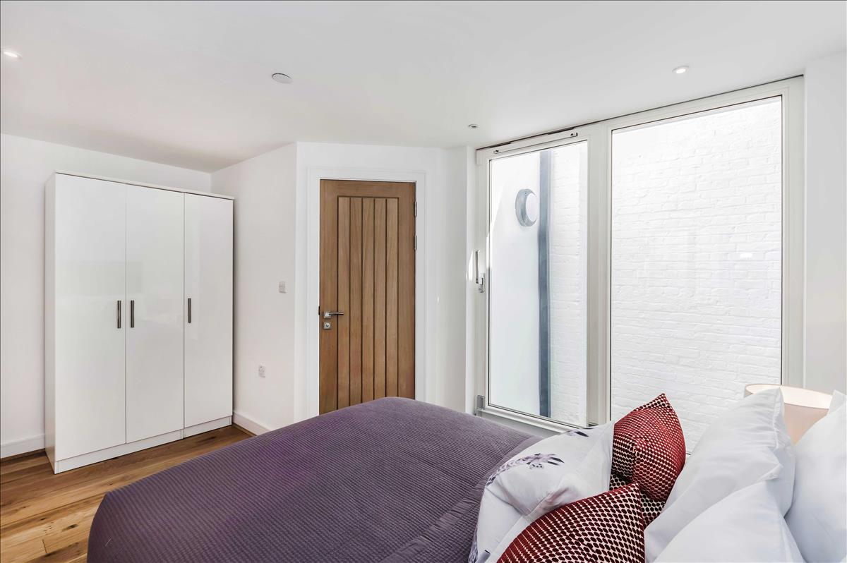 deluxe four bed gated mews house for rent in the heart of de beauvoir