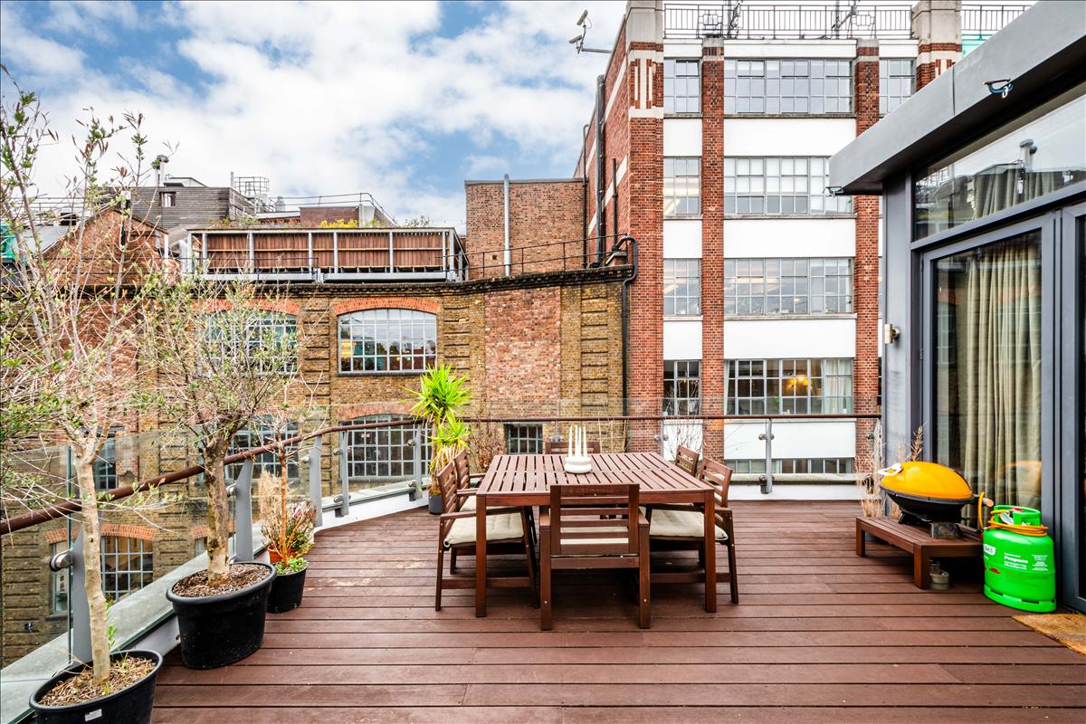 Split-level penthouse for sale, Boundary Street, Shoreditch, E2. Roof garden