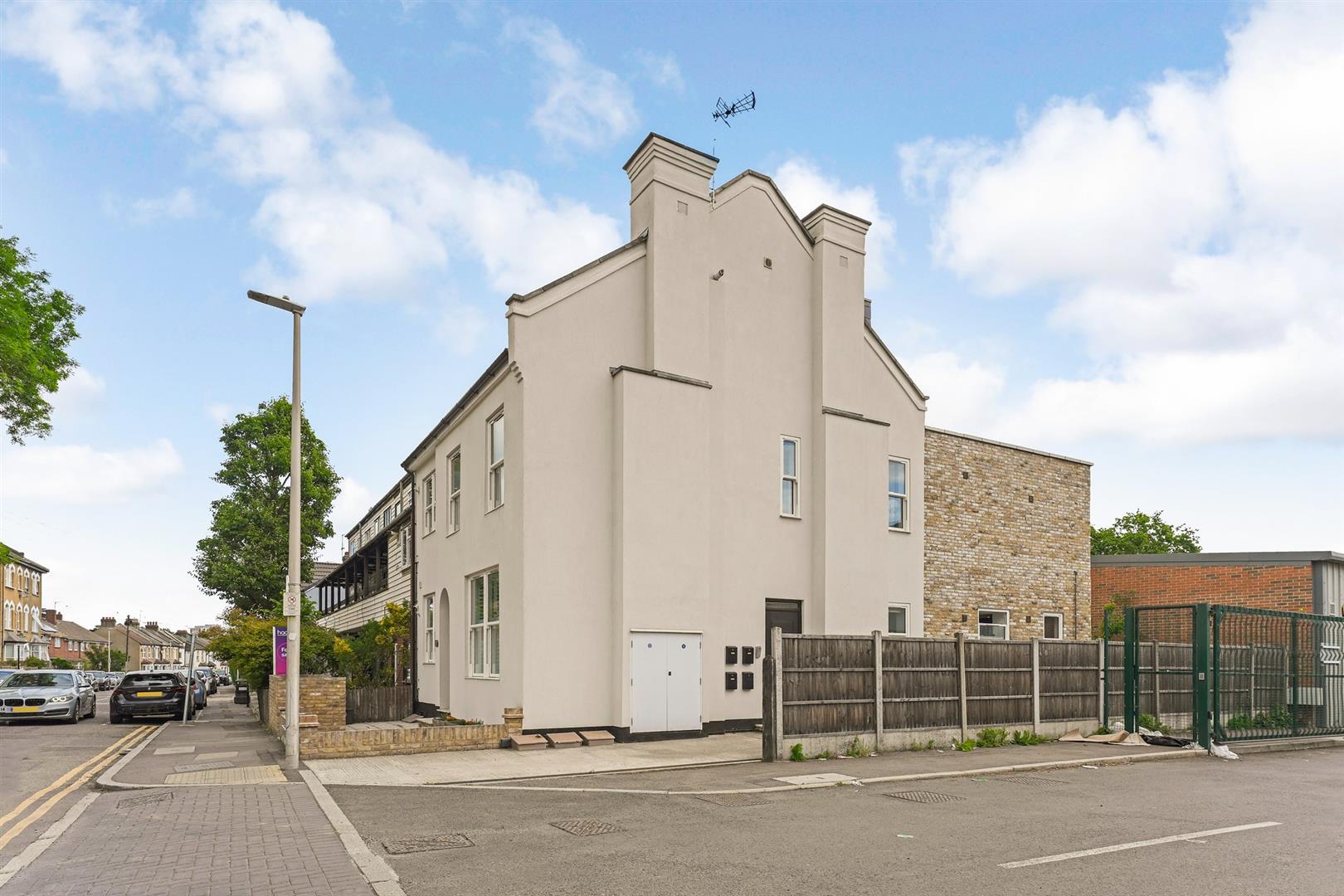 Property Image 4a5cf0e5-63b3-473a-bcee-b9833c7e5c9a