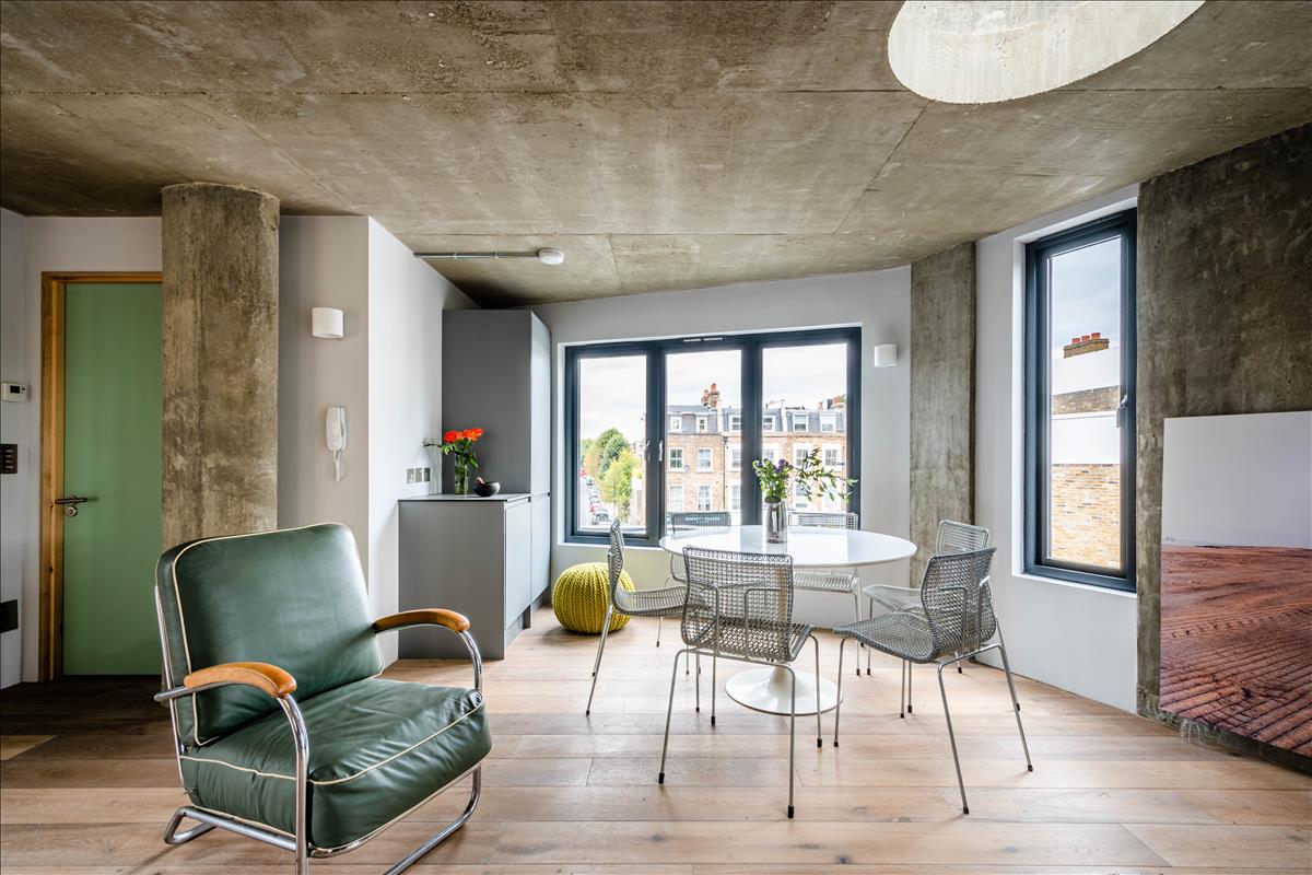Three bedroom architecturally finished triplex in London Fields for sale e8