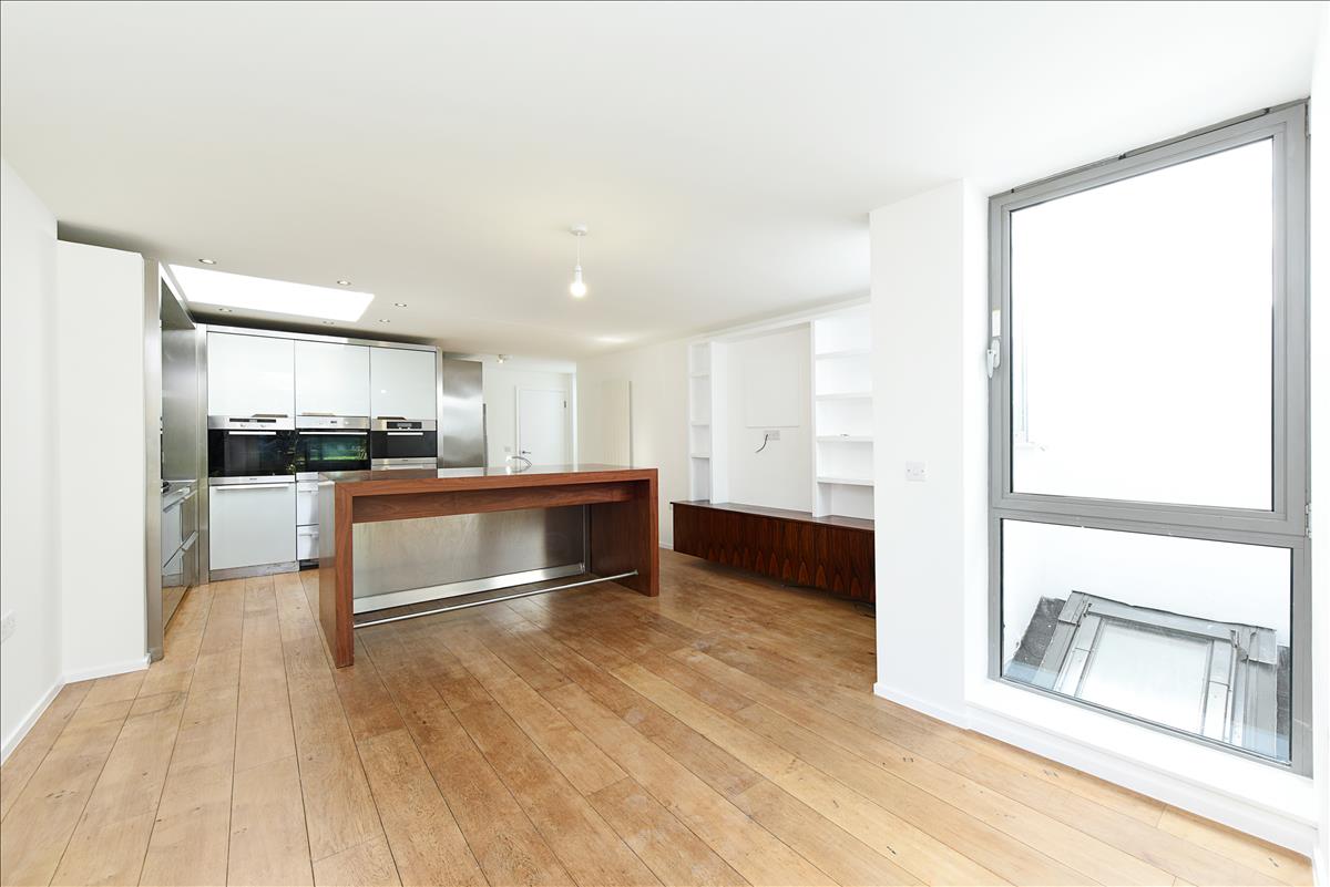 Architecturally designed 4 bedroom house for let in De Beauvoir