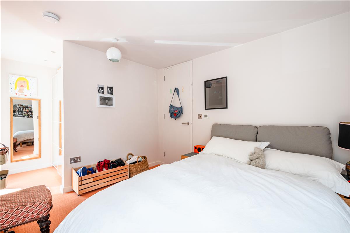 Three bedroom freehold modern house for sale in London Fields, Hackney, London, E8
