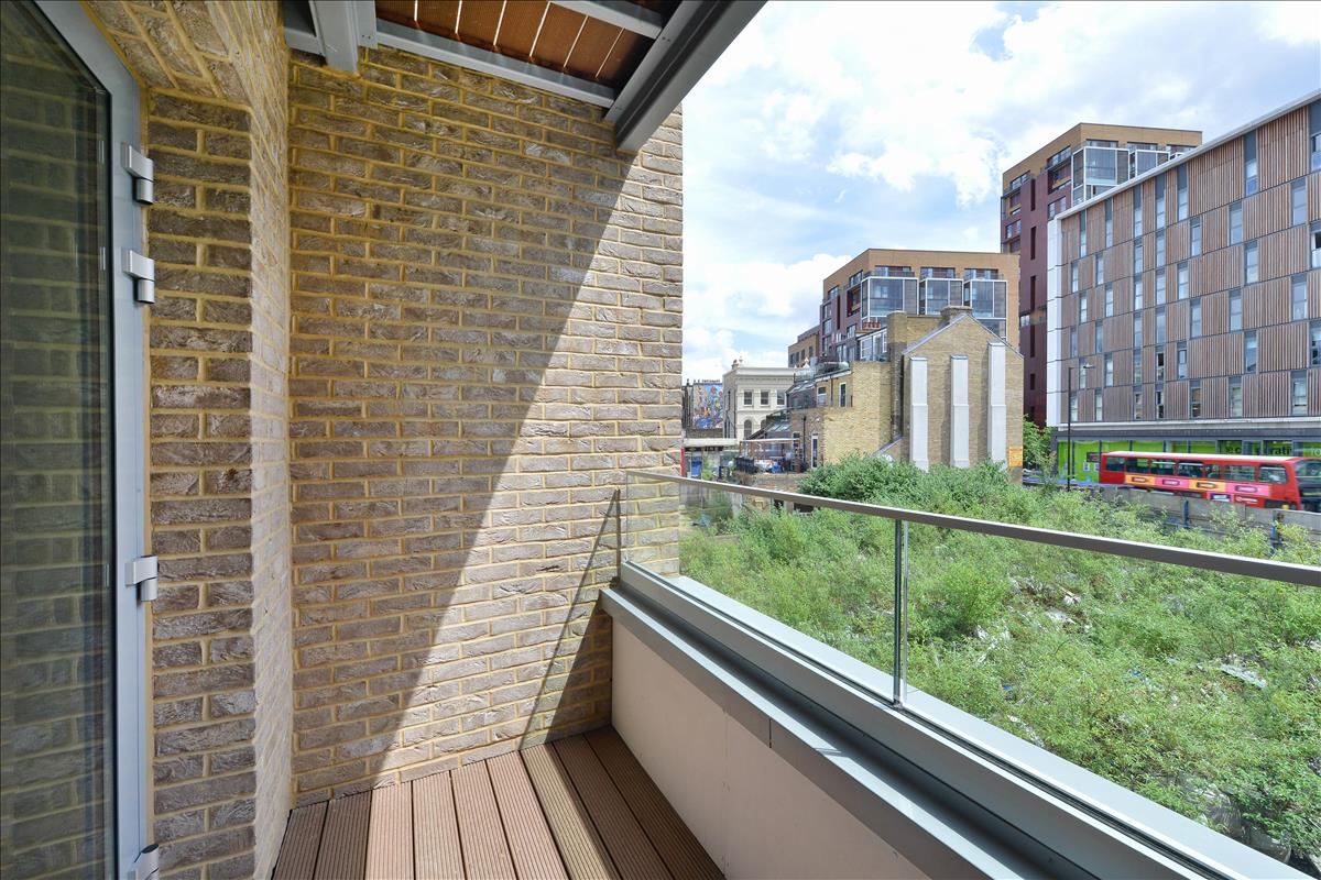 Modern three bedroom apartment available for long let in the heart of Dalston