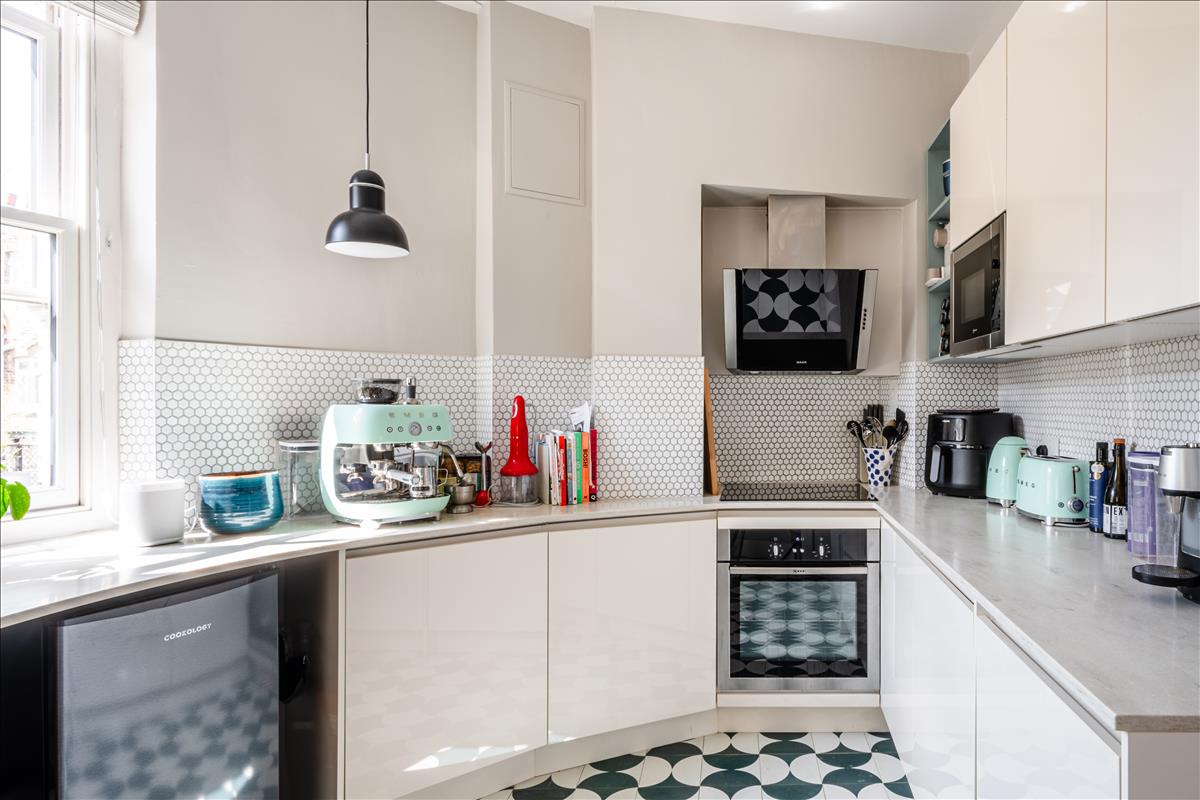 Two -bedroom, two-bathroom flat for sale, Marchmont Street, Bloomsbury, WC1N. Dining Room