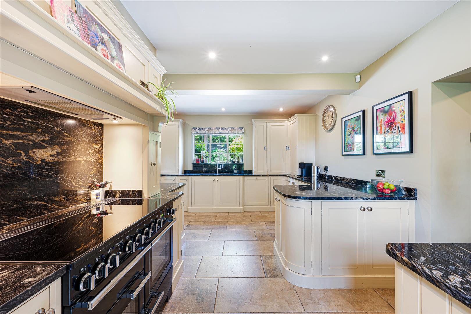 Property Image 521d28e5-21af-4dff-b817-5d143efa64ad