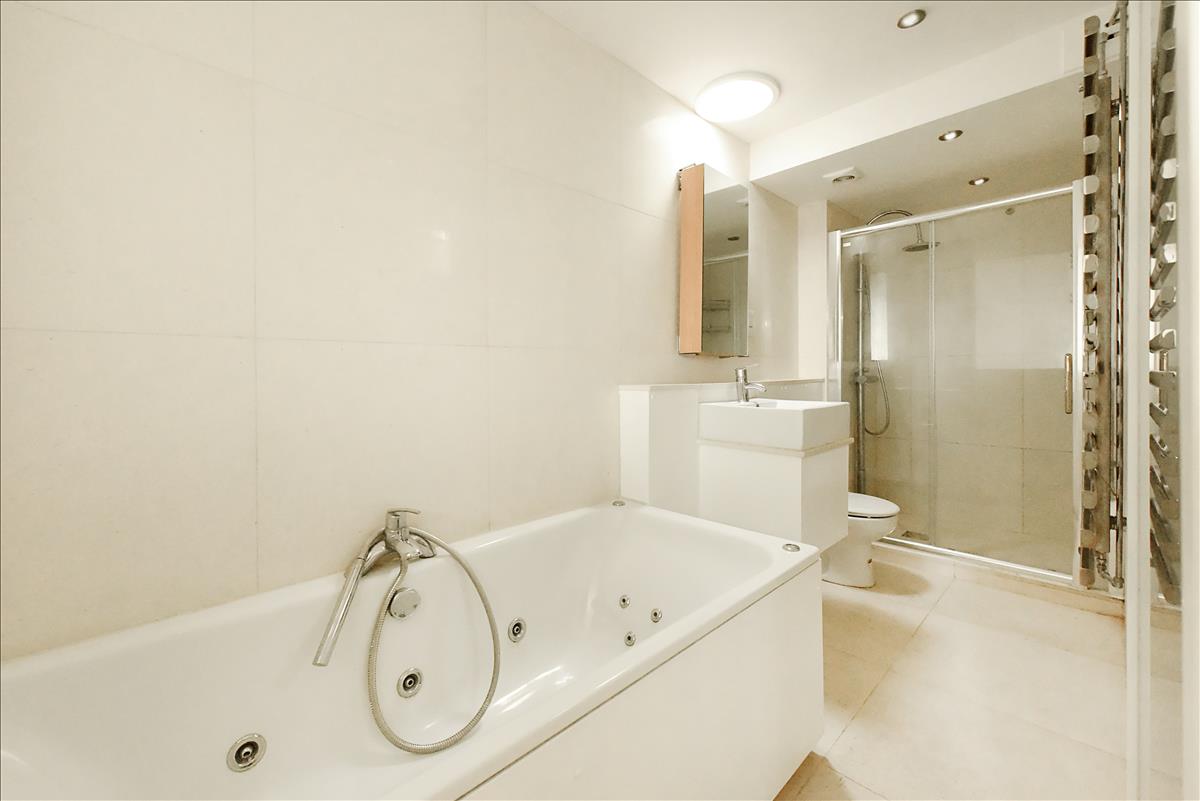 Architecturally designed 4 bedroom house for let in De Beauvoir