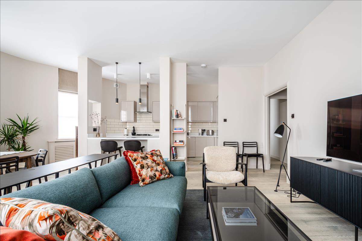 Newly refurbished two bedroom high end apartment for let in the exchange building Spitalfields E1