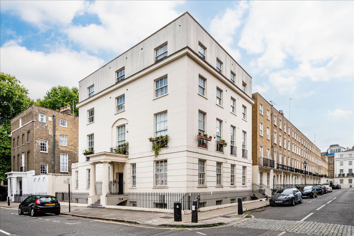 Three bedroom period apartment for rent in WC1