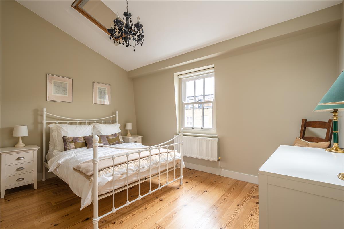 Stunning two bed georgian townhouse for rent in Barnsbury N1