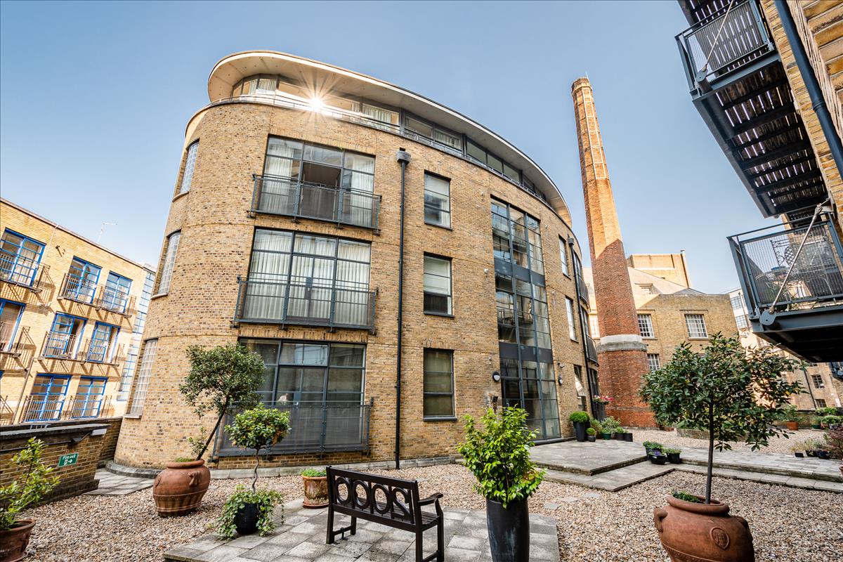 Newly refurbished two bedroom high end apartment for let in the exchange building Spitalfields E1