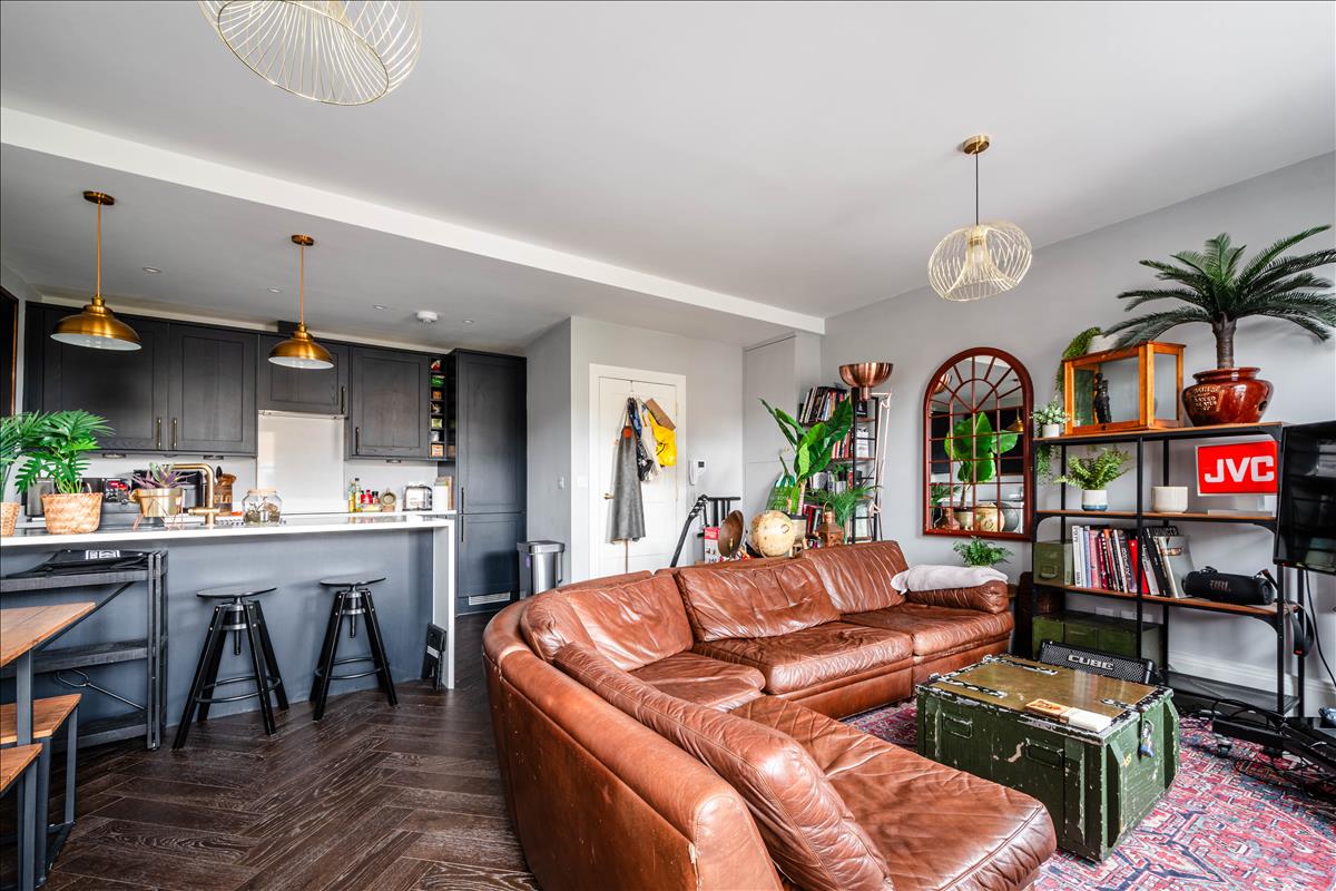 A rare opportunity to acquire a mixed-use freehold investment in the heart of Lower Clapton, positioned on Chatsworth Road, an increasingly sought-after high street known for its independent businesses.