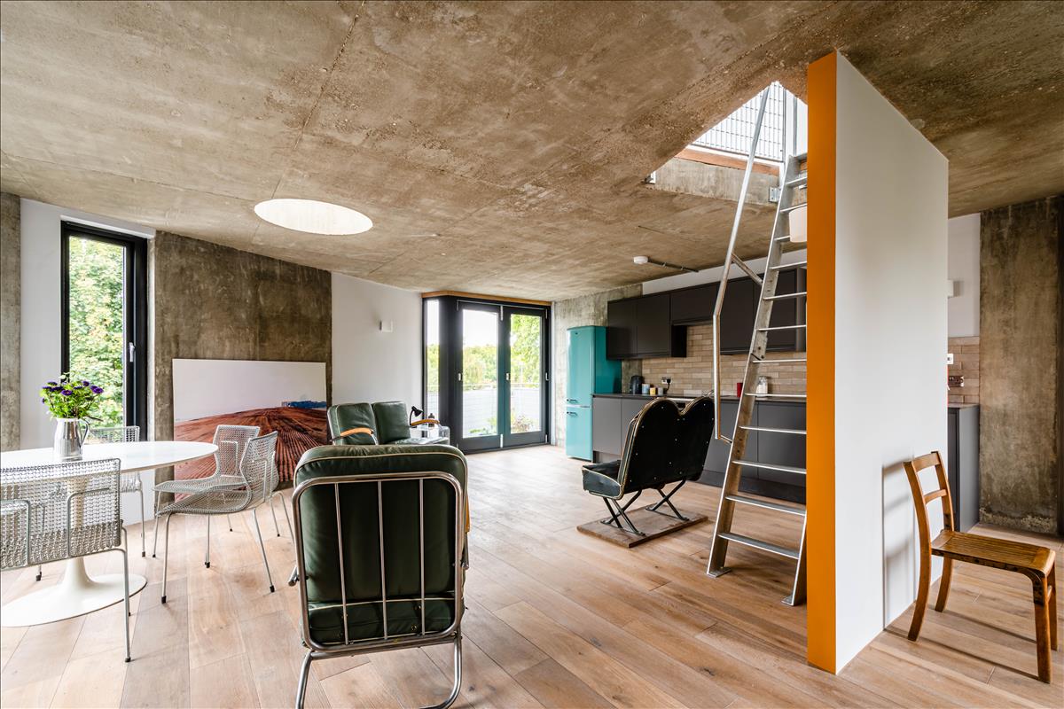 Three bedroom architecturally finished triplex in London Fields for sale e8