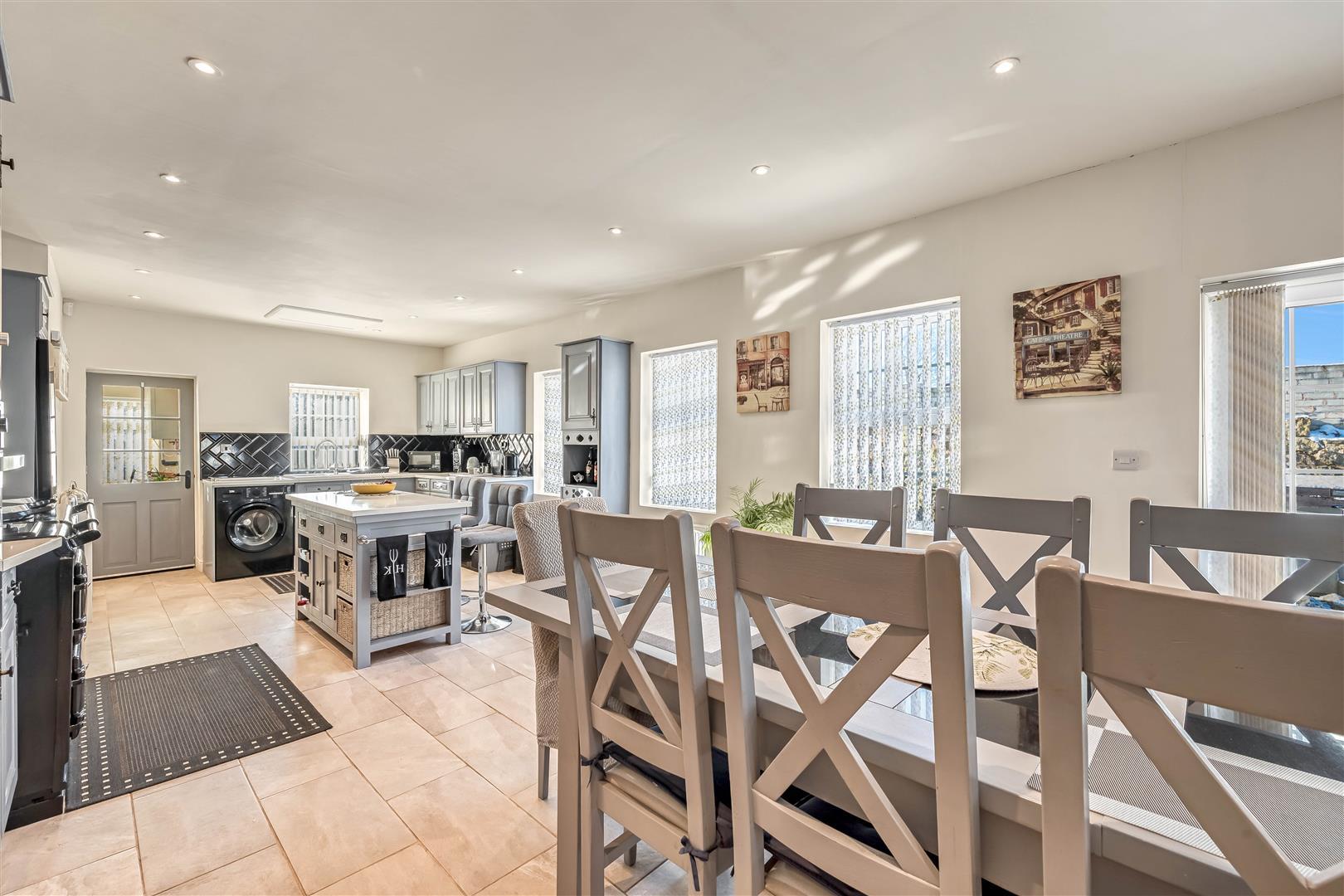 Property Image 582ad2c2-57d2-4d05-86b6-8978a8f8af65