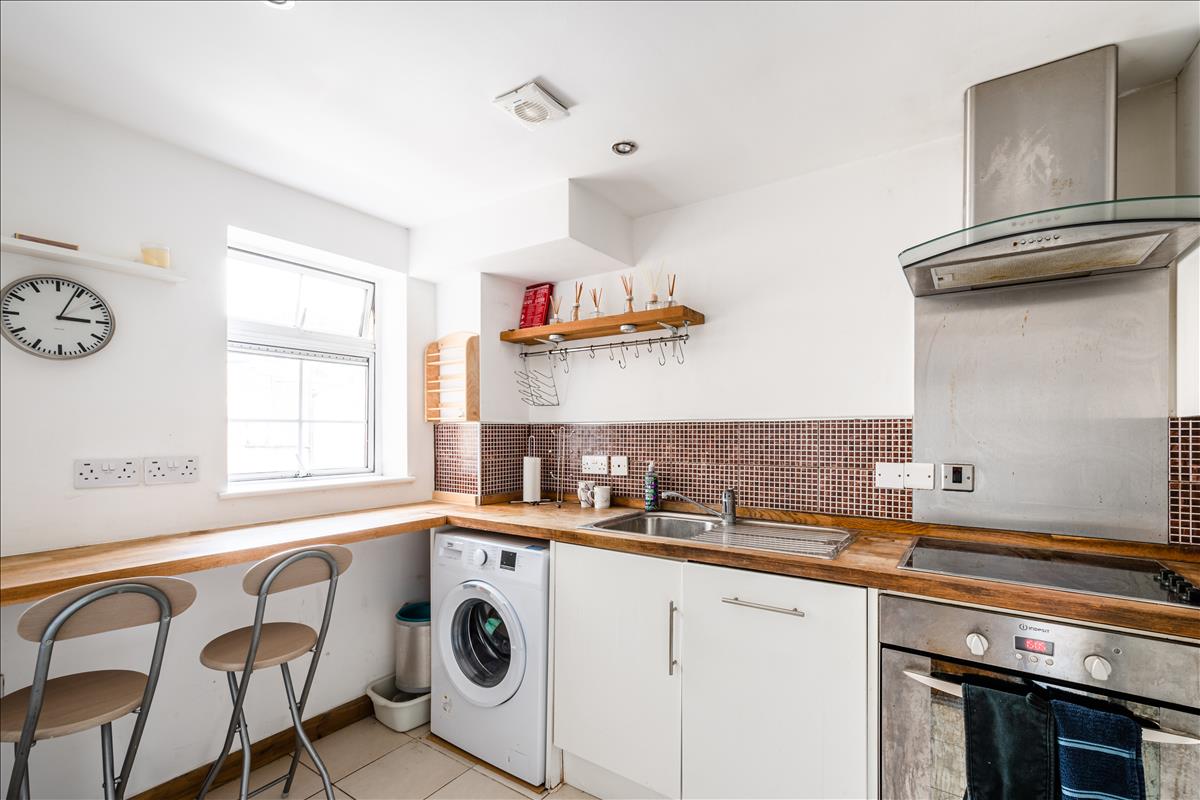Three bedroom period apartment for rent in WC1