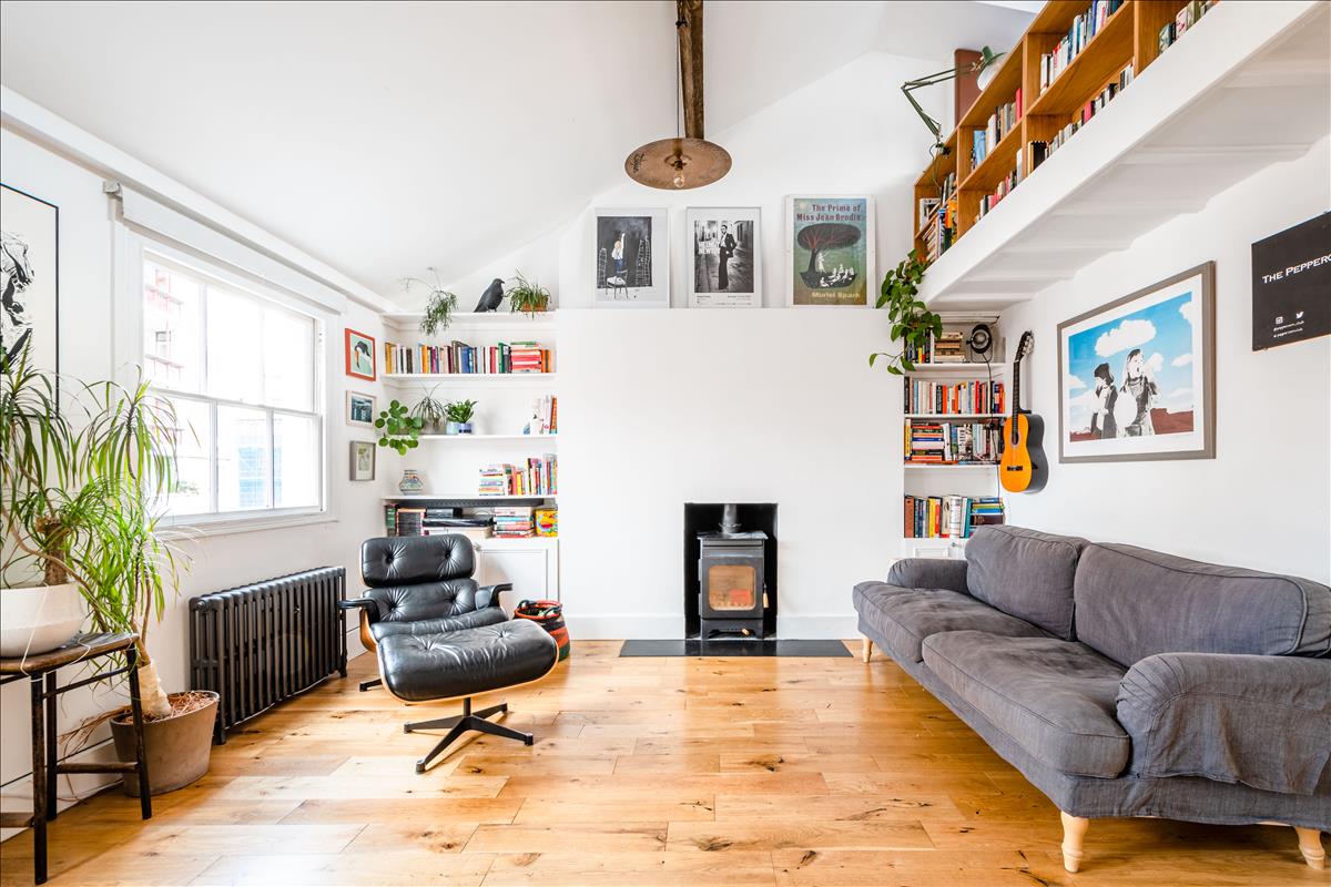 Top floor period apartment for sale in WC1