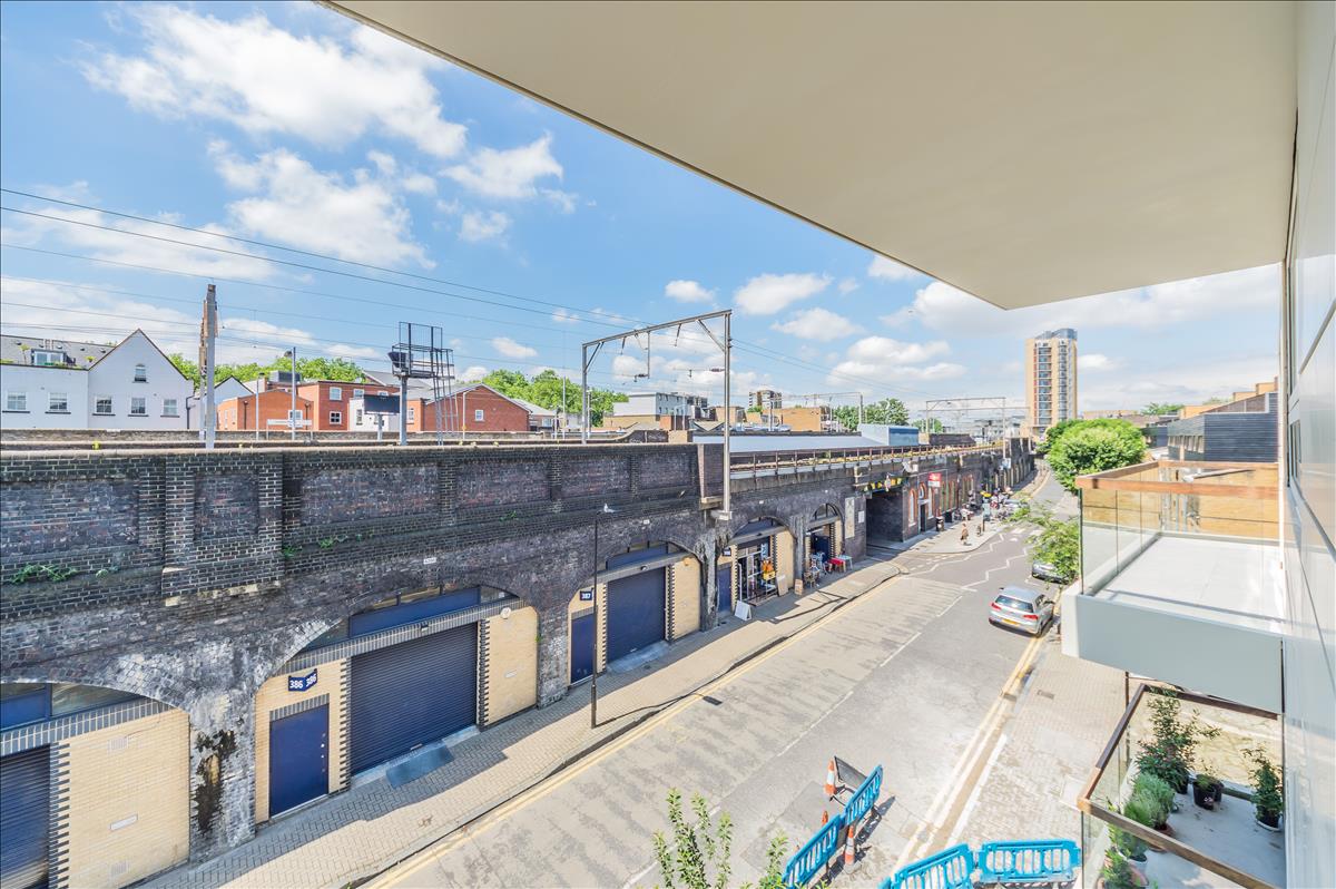 New build apartment London Fields balcony