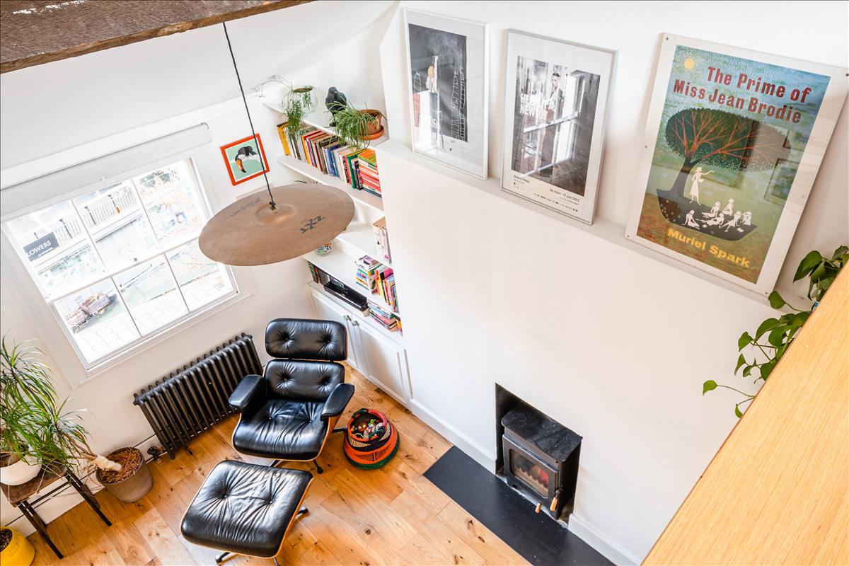 Top floor period apartment for sale in WC1
