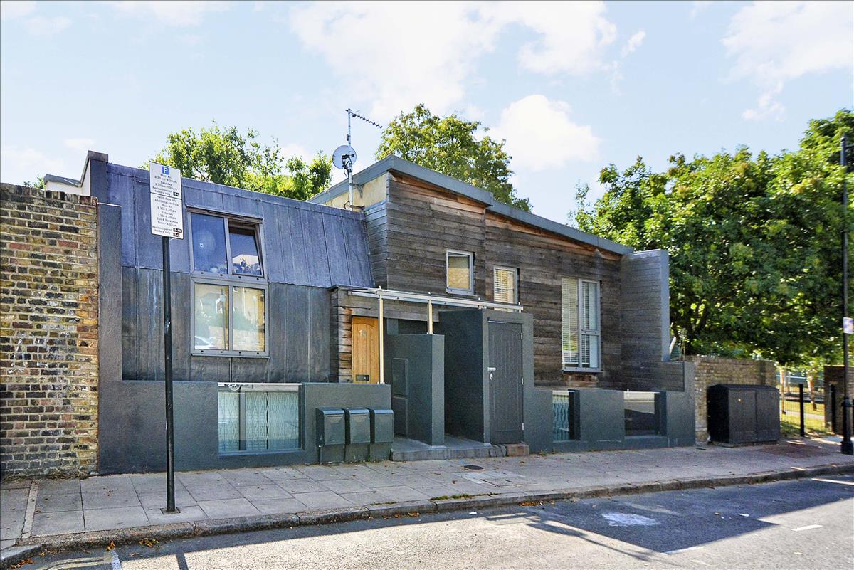 Architecturally designed 4 bedroom house for let in De Beauvoir