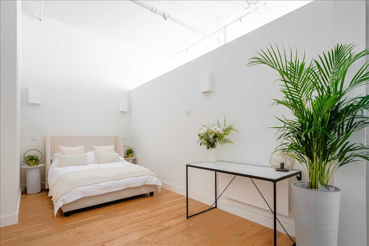 Studio with separate sleeping area, one bedroom, 1 bedroom, for sale in Hoxton, Angel, Hackney, N1