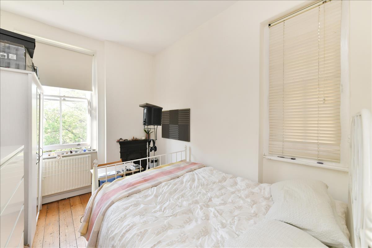 Two bedroom period apartment for rent in this beautiful victorian mansion block N1
