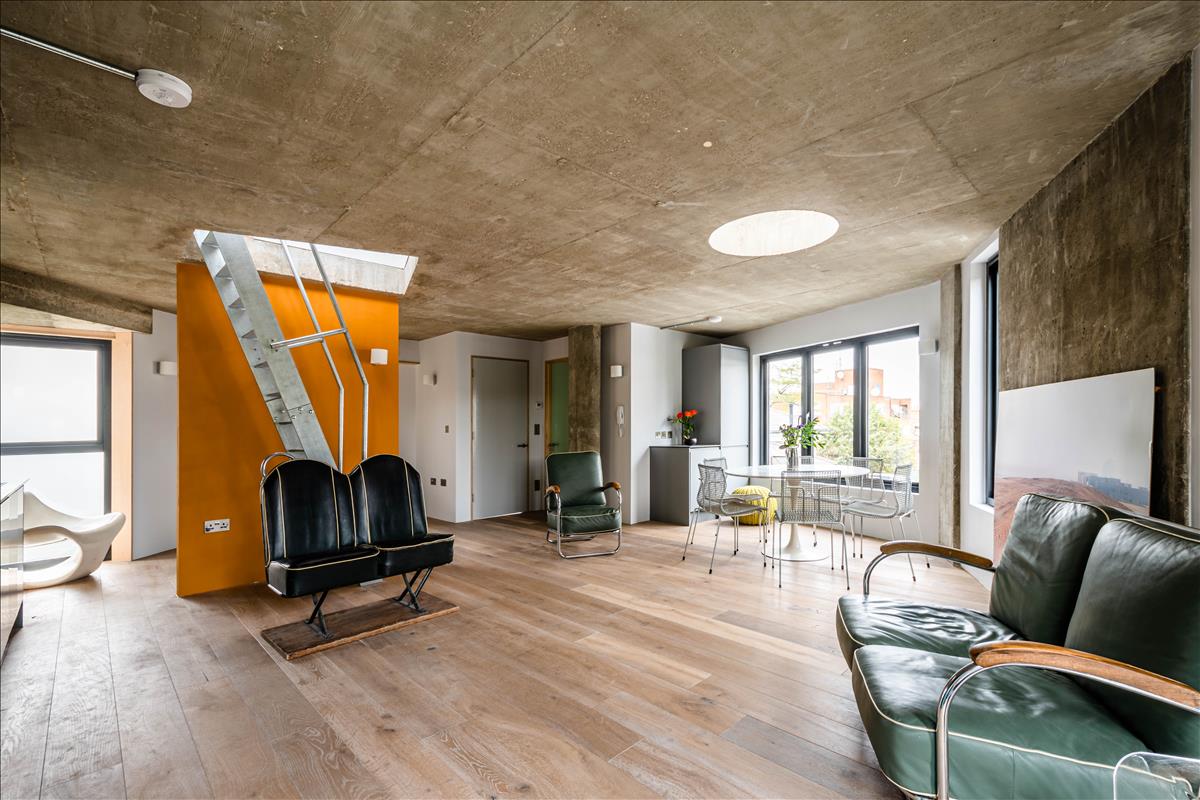 Three bedroom architecturally finished triplex in London Fields for sale e8