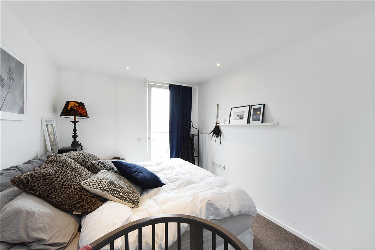 top floor one bed new build canal-side apartment for rent in De Beauvoir