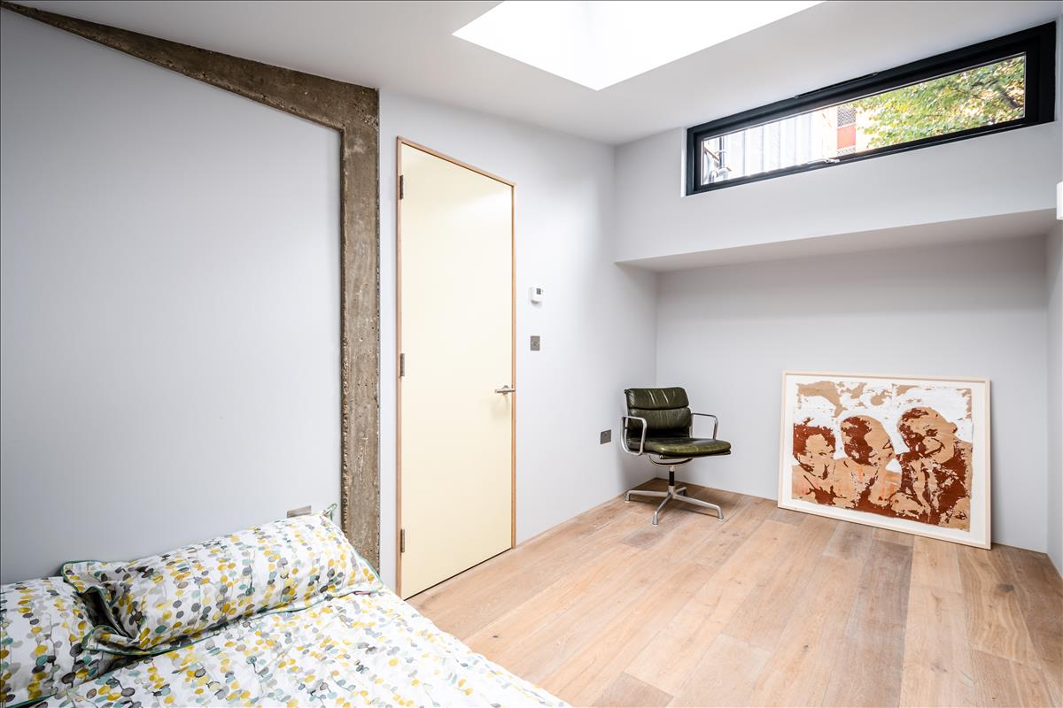 Three bedroom architecturally finished triplex in London Fields for sale e8