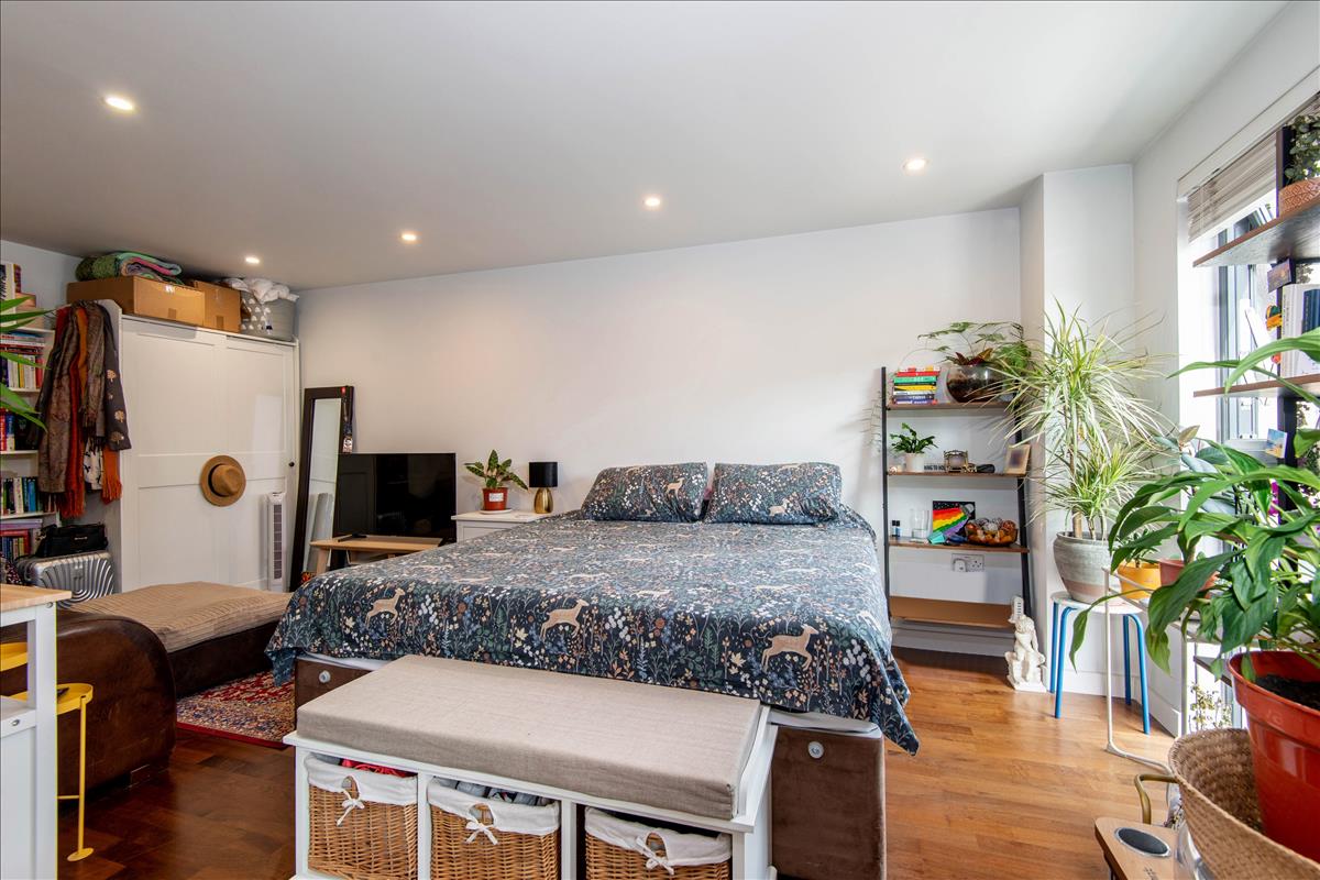 Four bedroom two bathroom house with garden for rent in Richmond Road  London Fields