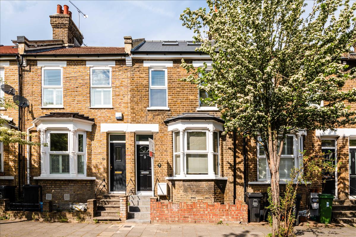 Newly refurbished four double bedroom house with garden for long let on Bushberry Road E9 Homerton