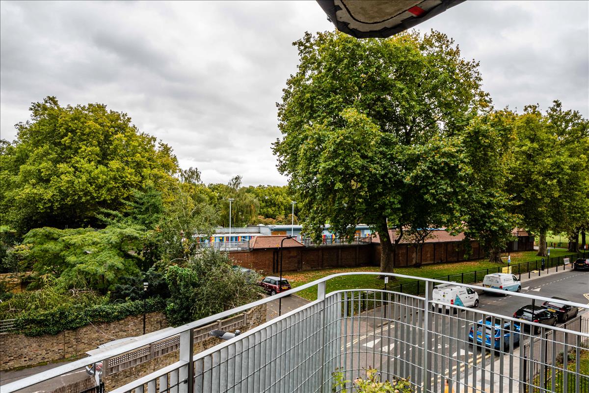 Three bedroom architecturally finished triplex in London Fields for sale e8
