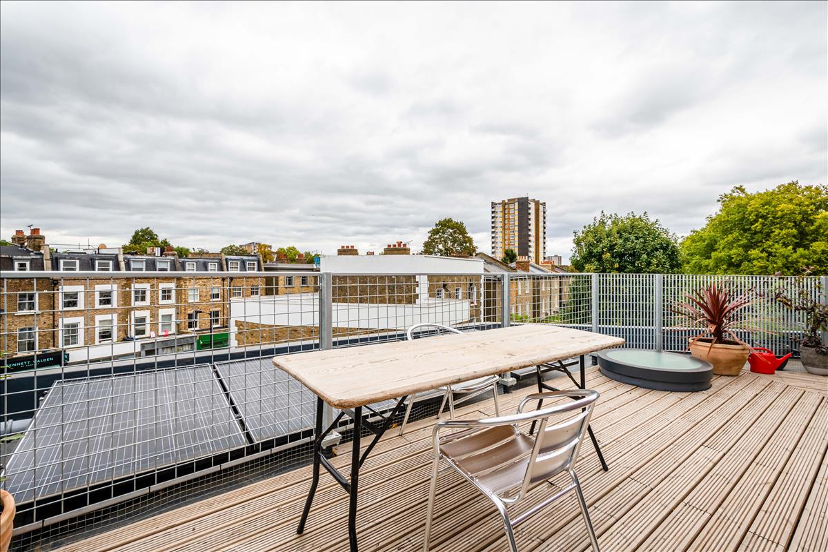 Three bedroom architecturally finished triplex in London Fields for sale e8