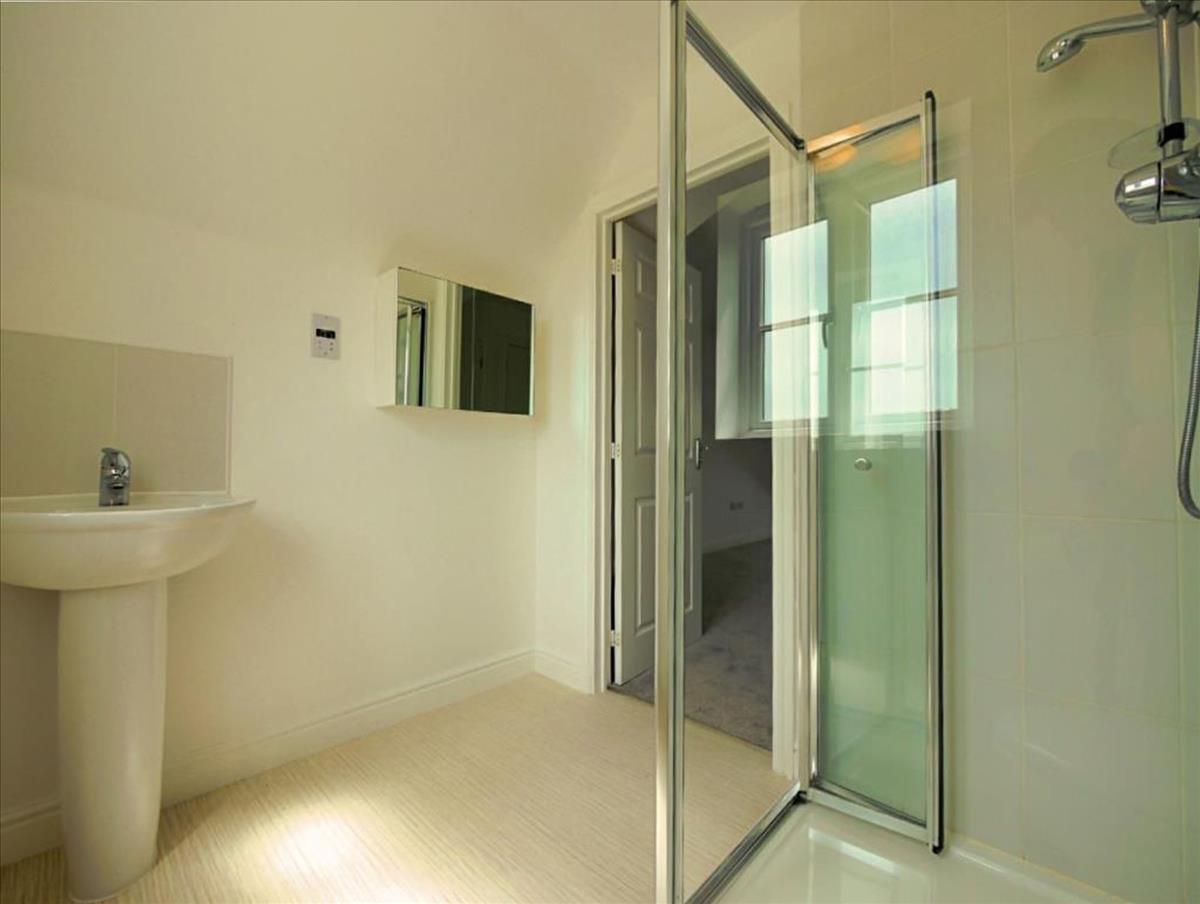 19 moss ensuite_lge