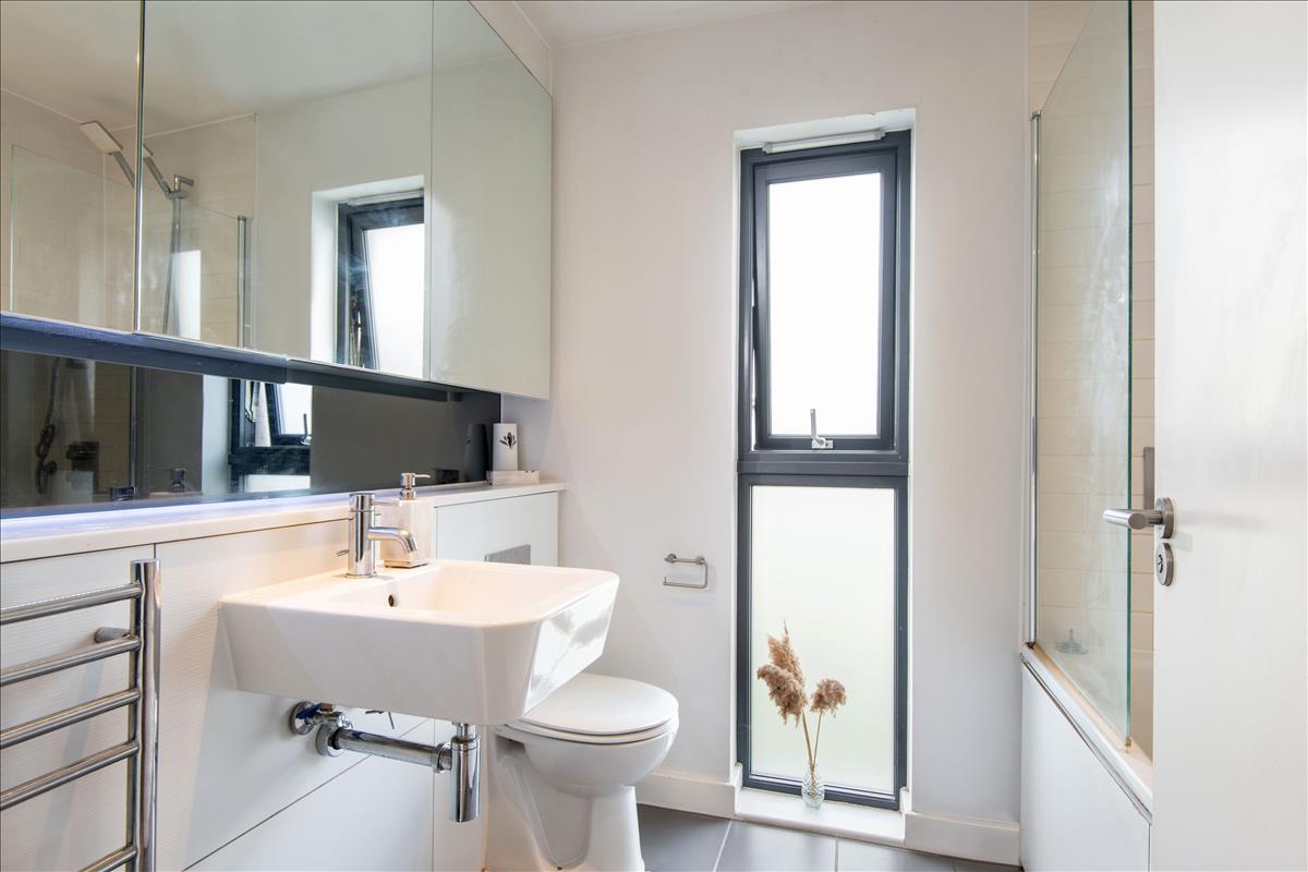 Four bedroom two bathroom house with garden for rent in Richmond Road  London Fields