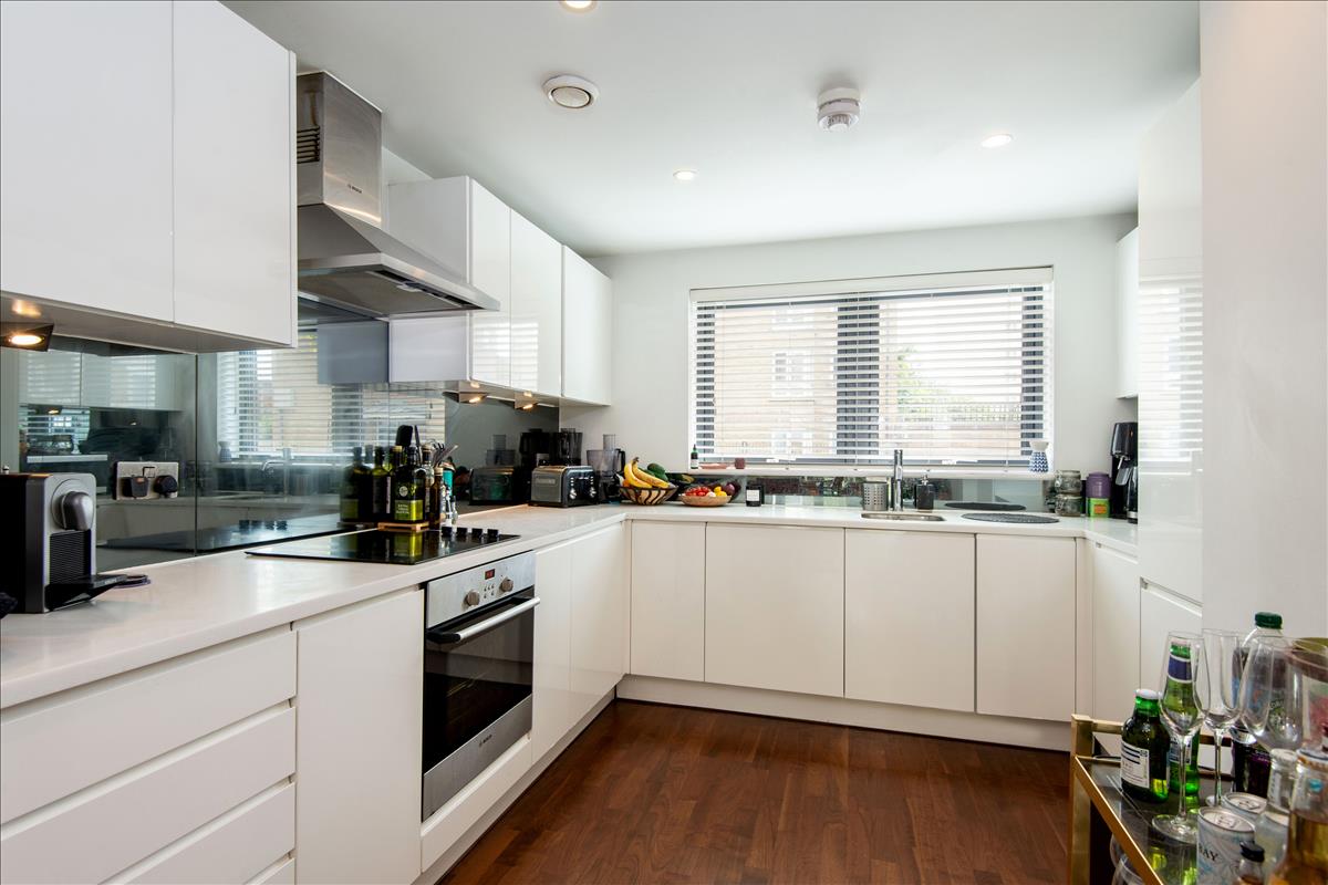 Four bedroom two bathroom house with garden for rent in Richmond Road  London Fields