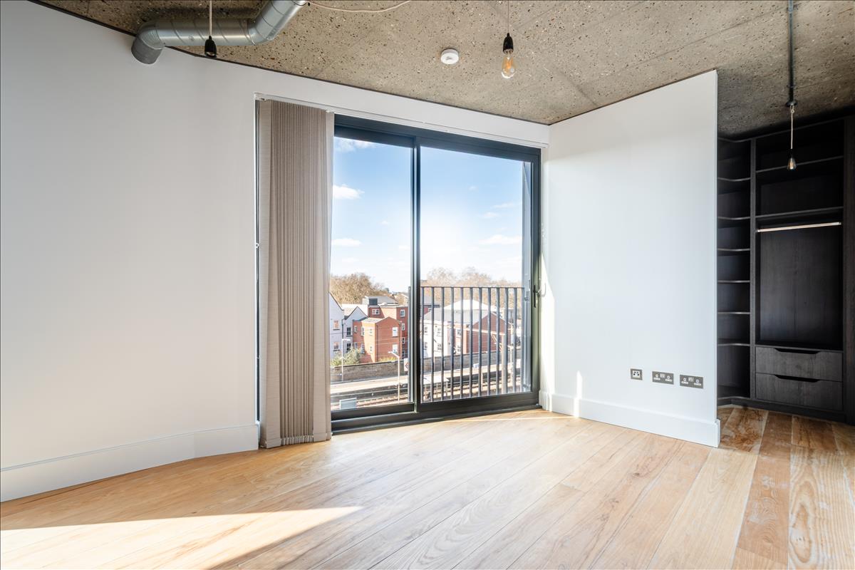  Bedroon - A stunning three-bedroom, two-bathroom split-level “sky house” apartment set across the fifth and sixth floors in the heart of London Fields.